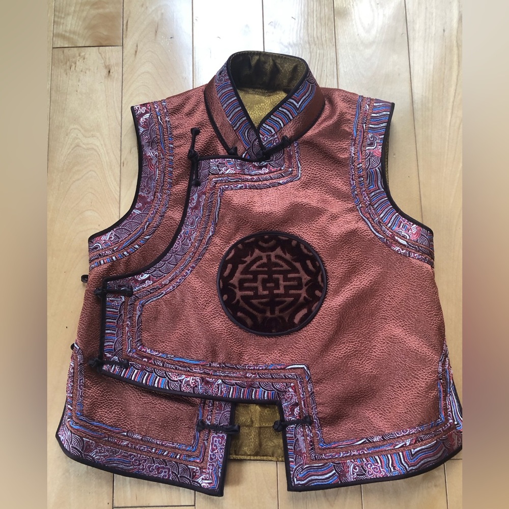 Beautiful Asian vest for child 4/6 years. Beautiful embroidery and silk lining